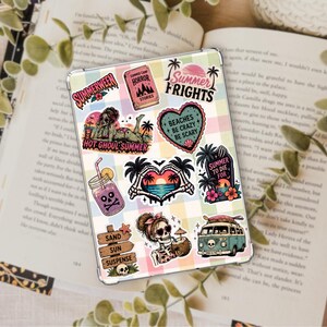 Può includere: Una custodia trasparente per tablet con uno sfondo a scacchi pastello e vari adesivi horror a tema estivo, inclusi testi come Summerween, Summer Frights, Hot Ghoul Summer, Beaches Be Crazy Be Scary, Summer To Die For e Sand Sun Suspense.