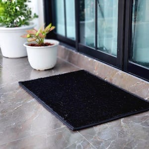 Tapete Paladin para exteriores, pequeño, de corte liso, color negro medianoche. Diseñado con fibras de césped sintético de corte liso y mide 78,7 cm x 50,8 cm.