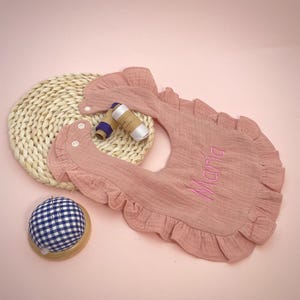 パーソナライズされたベビービブ - カスタムコットンモスリンビブ - 新生児ギフト、ベビーアクセサリー、名前入りビブ、男の子と女の子用のげっぷ布