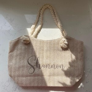 Personalisierte Bestickte Strohtasche mit Seilgriff – Individuelles Brautjungfern Geschenk, Strand Schultertasche, Name Clutch