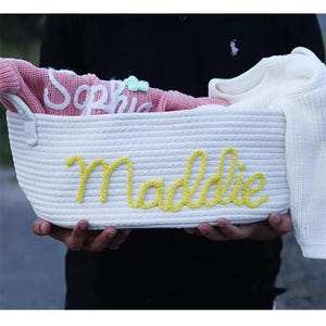 Personalisierter Baby Namenskorb – Geschenk zur Babyparty – Individuelle Windelaufbewahrung – Baumwollseil Spielzeugkorb