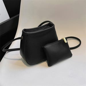 Personalisierte PU Freizeitschultertasche | Bestickter Name Kleine Quadratische Tasche | Einfache Textur Crossbody Handtasche