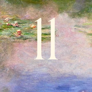 K&ouml;nnte beinhalten: Ein impressionistisches Gem&auml;lde eines Wassergartens mit Seerosen und der Zahl "11" in Wei&szlig;. Das Wasser ist eine Mischung aus Blau und Lila, mit rosa und gr&uuml;nem Laub im Hintergrund.