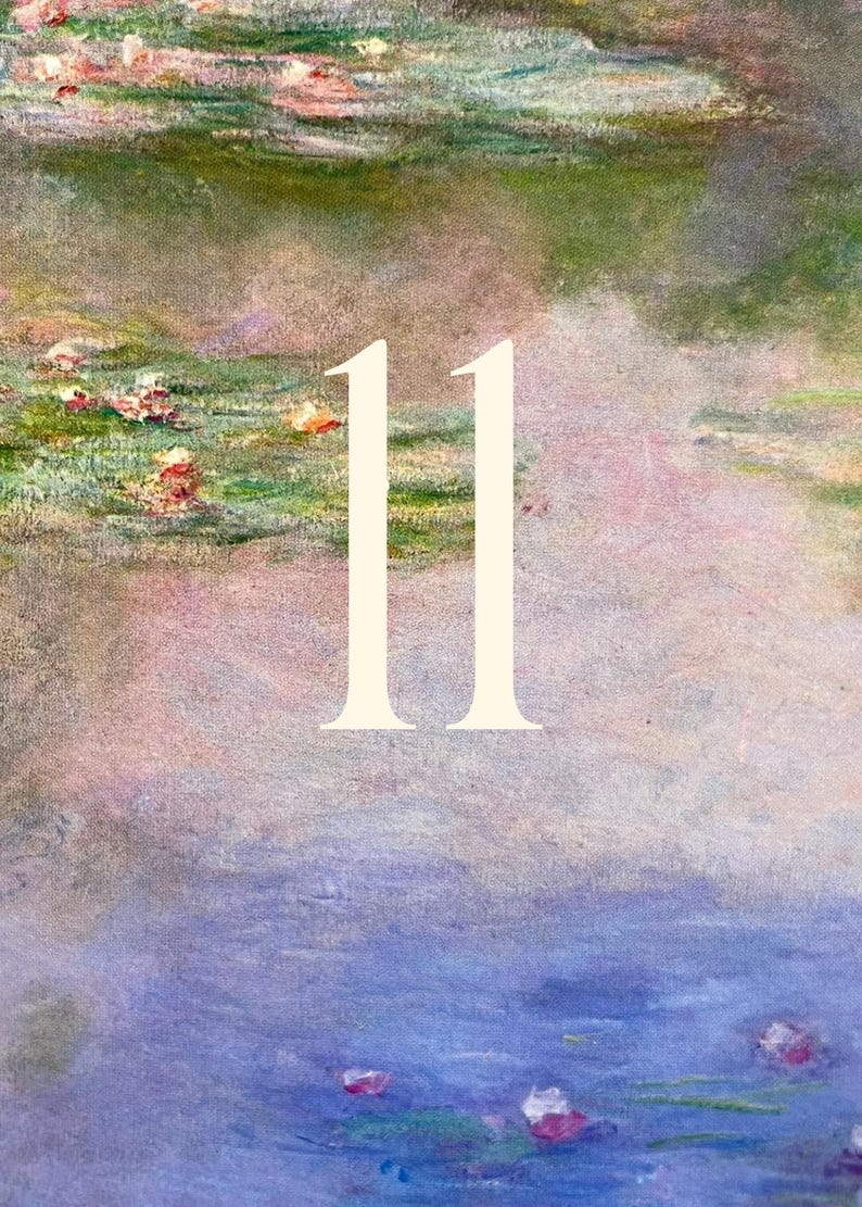 K&ouml;nnte beinhalten: Ein impressionistisches Gem&auml;lde eines Wassergartens mit Seerosen und der Zahl "11" in Wei&szlig;. Das Wasser ist eine Mischung aus Blau und Lila, mit rosa und gr&uuml;nem Laub im Hintergrund.
