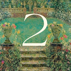 K&ouml;nnte beinhalten: Ein impressionistisches Gem&auml;lde einer Gartenszene mit einer gro&szlig;en wei&szlig;en Zahl 2. Der Garten zeigt einen gr&uuml;nen Rasen, Steinstufen und verzierte Urnen mit bunten Blumen. &Uuml;ppiges Gr&uuml;n und eine Steinmauer vervollst&auml;ndigen die Szene.