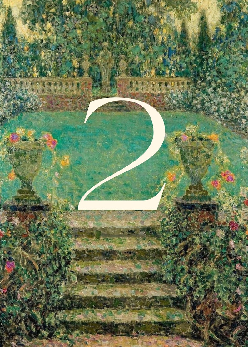 K&ouml;nnte beinhalten: Ein impressionistisches Gem&auml;lde einer Gartenszene mit einer gro&szlig;en wei&szlig;en Zahl 2. Der Garten zeigt einen gr&uuml;nen Rasen, Steinstufen und verzierte Urnen mit bunten Blumen. &Uuml;ppiges Gr&uuml;n und eine Steinmauer vervollst&auml;ndigen die Szene.