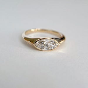 Anel de ouro amarelo sólido 14KT, anel de sinete de moissanita com corte marquise de 1,25 ct, anel de noivado com engaste de moldura leste-oeste, anel de diamante, presentes para mulheres