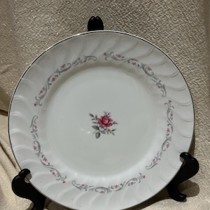 Assiette plate Royal Swirl fabriquée par Fine China of Japan