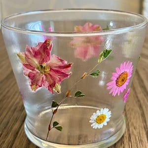 Handmade Pressed pink and white Flowers Round Votive Tealight Candle Holder – Unique Floral Art, Perfect Gift for Home Decor