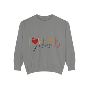 Unisex Garment-Dyed Sweatshirt Comfortable and Versatile Wardrobe Essential for Everyday Wear in Any Season