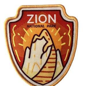 Puede incluir: Parche bordado con diseño de escudo y texto "ZION NATIONAL PARK". El parche muestra una cordillera y un sol radiante en tonos naranja, amarillo y crema. Con borde dorado.