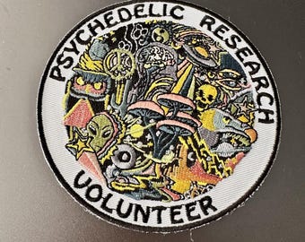 Toppa ricamata termoadesiva "Volontario per la ricerca psichedelica" da 3,5" / Distintivo da cucire a forma di fungo psichedelico / Divertente applicazione regalo per festival hippie