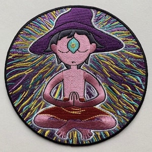 Puede incluir: Parche bordado con un personaje de dibujos animados meditando con un tercer ojo, usando un sombrero morado y pantalones rojos, sobre un fondo colorido.