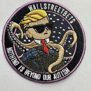 Könnte beinhalten: Gestickter Aufnäher mit einem oktopusartigen Charakter mit Sonnenbrille, Anzug und roter Krawatte. Der Text lautet "WALLSTREETBETS" und "NOTHING IS BEYOND OUR AUTISM" in einem kreisförmigen Design. Der Aufnäher ist schwarz mit einem rosa Rand.
