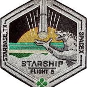 Peut inclure: Un écusson hexagonal argenté avec une fusée blanche qui décolle d'un paysage vert et jaune. L'écusson porte l'inscription "Starship Flight 5" et "SpaceX" en lettres blanches. Un trèfle à quatre feuilles se trouve dans le coin inférieur droit.