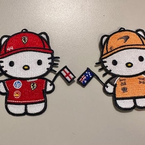 Set van 2 schattige kat racewagen geborduurde opstrijkpatch 3,5 inch | Kawaii raceauto-badge | Jas Hoed Tas Cadeau