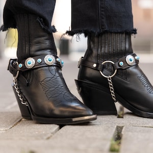 Correas de cuero turquesa con tachuelas estilo western para botas | Cadenas boho con conchos para botas | Arnés de zapatos estilo western punk | Se venden en pares | Hecho en Italia