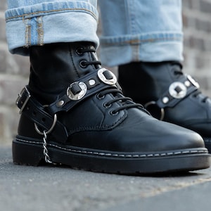 Correias de couro unissex para botas | Correntes para botas estilo grunge | Arnês para botas com concho prateado | Acessórios para calçados estilo motociclista punk | Fabricado na Itália (par)