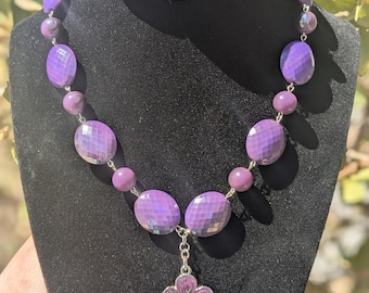 Ensemble collier et bracelet à fleurs violettes faits main