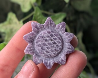 Intaglio di girasole in lepidolite
