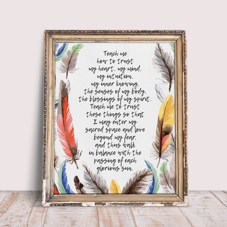Enséñame cómo confiar en el dicho inspirado en Lakota Impresión de bellas artes de la Madre Tierra Oración de los nativos americanos con diseño de plumas Dicho espiritual imagen 2
