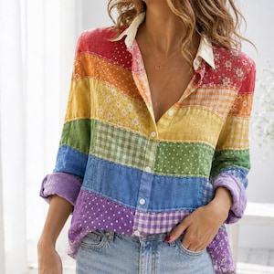 Peut inclure: Une chemise à manches longues boutonnée présentant un motif patchwork horizontal avec divers imprimés, notamment des fleurs, des vichys et des pois dans une palette de couleurs arc-en-ciel. Elle possède un col crème et un jean bleu clair.