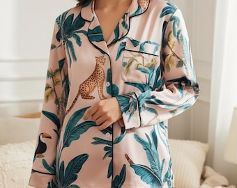 Satijnen pyjama met luipaardpapegaai, tropische pyjama, pyjama voor natuurliefhebbers, pyjama met bromamide, tropische junglepyjama, pyjama met tropische dieren, pyjama met tropische dieren