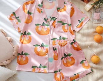 Zestaw piżam satynowych Coquette Bow Orange Fruit, piżam dla druhen, piżam dla panieńskich, piżam Aperol Spritz, piżam z różową kokardą, piżam dla panny młodej