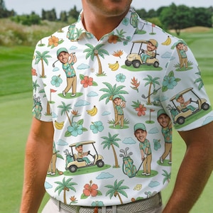 Puede incluir: Polo blanco con un estampado de temática golfística. El diseño incluye golfistas de dibujos animados, carritos de golf, palmeras, flores y plátanos. La camisa tiene cuello abotonado y mangas cortas.