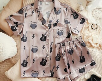 Rock On Rockstar Music Gitarr Pyjamas i Satin, Rockmusikälskare Pyjamas, Familjepyjamas, Musikpyjamas Set, Rock and Roll, Rockpyjamas