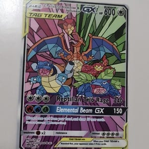 Carte Pokémon personnalisée non holographique : Charizard, Tortank et Florizarre (Kanto Tag Team)