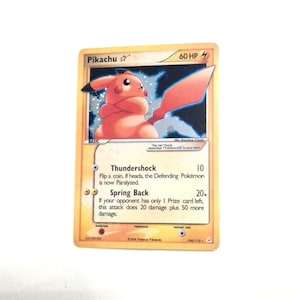 Carte Pokémon alternative Pikachu Étoile d'Or - dans Cosmo Holo partielle