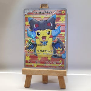 Mega Charizard X / Mega Glurak X Poncho portant Pikachu - Holo partiel - Carte alternative Pokémon