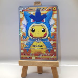 Poncho Gyarados / Garados portant Pikachu - Holo partiel - Carte alternative Pokémon