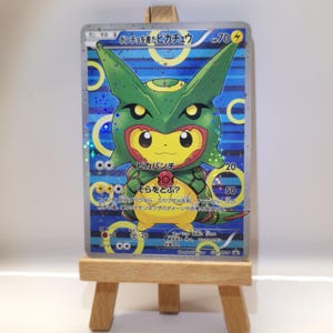 Poncho Rayquaza portant Pikachu - Holo partiel - Carte alternative Pokémon