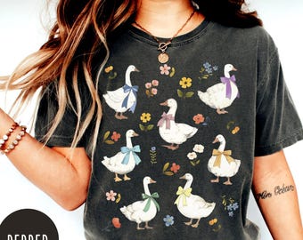 Camiseta "Colorful Goose Comfort Colors®", camiseta fea vintage original de los años 80 con corazones y lazo azul, camiseta divertida de "Goose", camiseta vintage