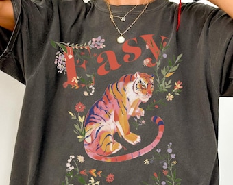 Easy Tiger Comfort Colors® T-shirt, Vintage blommig tigerskjorta, Retro Boho T-shirt, Överdimensionerad Retro Tiger T-shirt, Trendig Grunge Indie Boho T-shirt