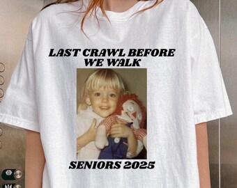 Shirt One Last Crawl Before We Walk, aangepast shirt voor afgestudeerden, senior shirt afstuderen 2025 studentenvereniging Grad gepersonaliseerde afstuderen cadeaubar 2025