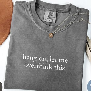 Comfort Colors® Håll ut, låt mig övertänka det här t-shirt, vuxenhumortröja, övertänkande t-shirt, mental hälsatröja, rolig t-shirt för kvinnor