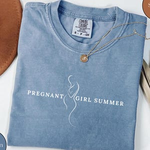 Koszulka Pregnant Girl Summer Comfort Colors®, koszulka z nadrukiem ciąży, koszulka z informacją o ciąży na plaży, koszulka dla mamy, prezent na baby shower, przyszła mama