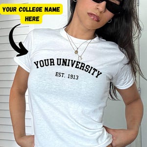 Benutzerdefinierte College Baby T-Shirt, trendige College Merch Bekleidung, Tailgate Spieltag Shirt, graduierte Baby Shirt, Sorority Geschenk College,