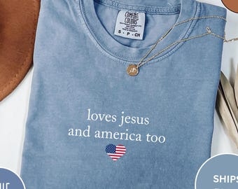 Maglietta Comfort Colors® "Lei ama Gesù e anche l'America", maglietta con la bandiera del 4 luglio, maglietta cristiana patriottica, regalo per gli amanti di Gesù, maglietta del 4 luglio