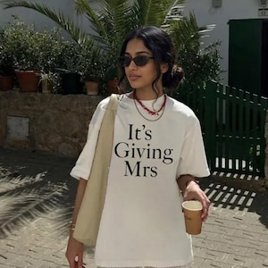 Its Giving Mrs T-shirt - Blivande brudtröja, förlovningstopp, möhippa-outfit, frutröja