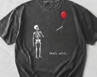 Koszulka Comfort Colors® z zabawnym szkieletem i balonem, koszulka z napisem „Well Shit Skeleton”, koszulka z grafiką w czarnym humorze, gotycka koszulka na Halloween, upiorny prezent