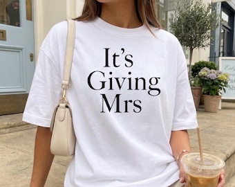 Koszulka „Its Giving Mrs”, koszulka „Panna Młoda”, bluzka zaręczynowa, strój na wieczór panieński, koszulka „Wifey”, miękka bawełniana koszulka Comfort Colors®