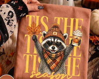 Koszulka Retro Autumn Raccoon Comfort Colors®, Zabawna koszulka z dynią i szopem w upiornym sezonie, Damska koszulka na Halloween, Koszulka z dynią