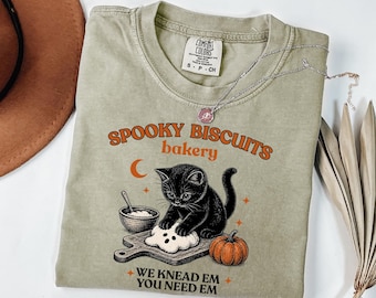 Koszulka Comfort Colors® Kitty Biscuits, koszulka We Knead Em You Need Em, koszulka Spooky Season z nadrukiem vintage'owego T-shirtu z motywem dyni do pieczenia, jesienny prezent dla miłośnika kotów