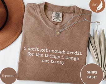 No recibo suficiente crédito por las cosas que no puedo decir. Camiseta de colores cómodos, camiseta sarcástica, camiseta PNG de humor para adultos, regalo para persona habladora.