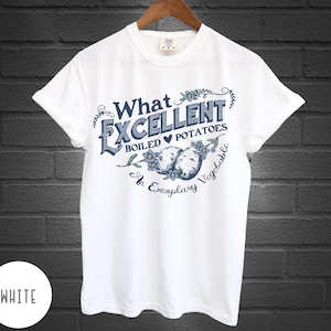 Puede incluir: Camiseta blanca con un estampado gráfico azul y blanco que dice "What Excellent Boiled Potatoes An Exemplary Vegetable".