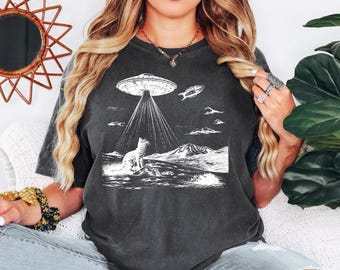 Camiseta UFO Cat Comfort Colors®, camiseta gráfica alienígena grande, camiseta feminina UFO Cat da moda, camiseta retrô vintage western, camiseta engraçada de gato